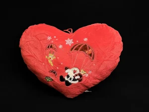 Pernă inimă Moș Crăciun cu parașută